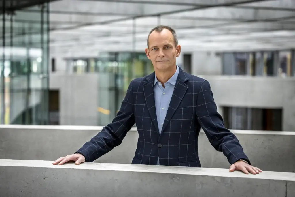 Arne Grimm steht i neinem modernen Gebäude